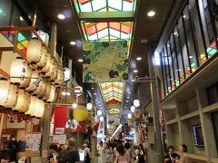 そして、錦市場へ買い物へ。
この辺りはまだ空いていますが、もう少し進むと多くの外国人観光客の方で賑わっていました。