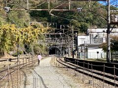 今でも線路も電線も残っています。

信越線のこの区間は、少々ややこしいですが、
①明治から昭和38年までのアプト式の時代
②アプト方式が終了し、昭和38年から平成9年にあった別の線路（新幹線開業による廃線までの時代）

でルートが少し違います。

今回この後に散策していくのは①ですが、ここ｢旧熊ノ平駅｣は①②が交わる共通する駅です。なので、北陸新幹線（旧長野新幹線）が開通する、平成9年まであった駅で、廃駅といっても新しいです。