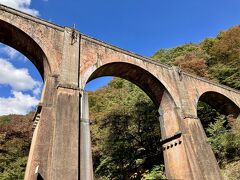 ｢旧熊ノ平駅｣から15分ほどトンネルと紅葉を歩くと、｢めがね橋｣に着きます。
下に下り、下からめがね橋を眺めることができます。
明治25年に完成したとのことで、歴史がすごいです。

このサイト↓で季節ごとの風景が分かります。

https://www.city.annaka.lg.jp/page/2018.html