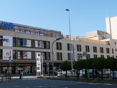 県庁所在地の駅にふさわしく堂々とした駅舎です。
この津駅には近鉄とJRが乗り入れています。
利用者は圧倒的に近鉄が多いようで、JRの方はまだICカードも使えません。
