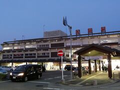 津駅から４つ目、２０分で松阪駅へ到着。
松阪駅では駅弁が健在。
明治２８年創業の老舗「あら竹」が松阪牛を使った駅弁を今では松阪駅だけではなく、全国で販売しています。