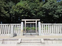 近つ飛鳥博物館から徒歩30分、推古天皇陵にやってきました。
推古天皇は日本初の女帝として有名なお方ですね。