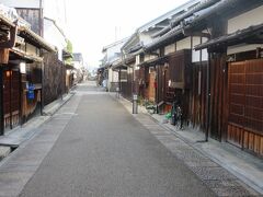 直進できないよう、少しですが、辻でわざと道をずらしています。防衛を意識した江戸時代からの町割り。100選に値する趣のある通りがありました。