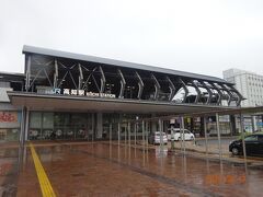 その道の突きあたりが、ＪＲ高知駅。
この写真の右の方が駐車場になっていて、そこに車を停める。
また雨が降ってきた…