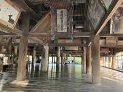 豊臣秀吉が1587年、大経堂（読経所）として安国寺恵瓊に命じて建立したものです。

建物の総面積は縁を含め約1300㎡。俗に千畳閣と呼ばれるのも畳857枚分の広さがあることによるとか。

建設途中に秀吉が逝去し工事が中止となったため、天井や板壁がなく未完成のままになっています。