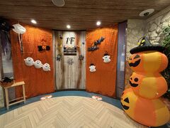 ホテル内のあちこちにはハロウィンの飾り付け。街の雰囲気と相まって、ますます外国にいるような気分です。

ニュースでは、黒いトンガリ帽子やマントを着けた保育園児たちが「お菓子をくれなきゃ悪戯しちゃうぞー」って、近所の家を回る映像が流れてました。コスプレして騒ぐ大人たちと違って、とっても可愛い。アメリカ文化の残る地で、ハロウィン本番を見たかったなぁ。
