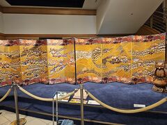 ホテルのフロント近くの展示。
だんじりが描いてあります。