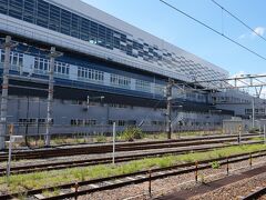 敦賀駅に到着しました。新幹線の立派な駅舎が横に見えます。