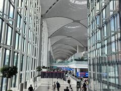 定刻通り11:45にイスタンブール空港に到着
割とスムーズに入国
新しい空港だけど特に豪華さや派手さはない

前もって購入しておいたairaloアプリのヨーロッパ周遊（39カ国30日10GB37ドル）を設定
問題なく使用開始
10GBは多すぎた、この後10日間で5GBのみ使用
海上では電波届かないのでクルーズ船のWi-Fiパッケージを、使用してたせいもあるけれど