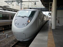 途中の米原駅で向きを変えて、名古屋駅まで乗り入れます。