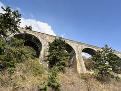 ●旧戸井線アーチ橋

城跡を出発し、ここからは、渡島半島南東部に突き出た「亀田半島」の海沿いに沿って続く、国道278号線をひたすらドライブしていきます。

その途中、いきなり山側の斜面にコンクリートアーチ橋が姿が！
この構造物は1936年に着工した鉄道「戸井線」の陸橋で、第二次大戦中の資材不足により1942年に建設が中止され、未成線となった遺構です。