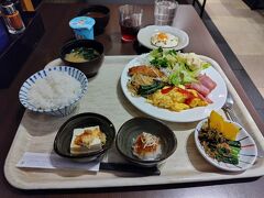 ホテルサンルート台北・大戸屋

朝食です。

バイキング、完全な日本食です。(*'▽')