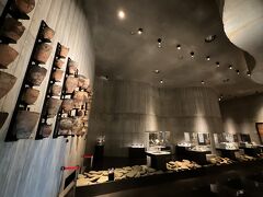 ここ函館市の南茅部地区は縄文時代の遺跡があり、発掘された品々を展示する「函館市縄文文化交流センター」が併設されているという珍しい道の駅で、館内を見学していくことに（有料：@300円）。
なお、館内の写真撮影は自由（フラッシュ撮影は禁止）でした。

☆函館市縄文文化交流センターホームページ☆
　http://www.hjcc.jp/