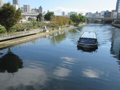 土佐堀川を渡りますがそこには大阪水上バスアクアライナーが運行していました。