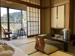 部屋。トイレ共同の部屋を予約していたんだけど、トイレ付きの部屋が空いたらしく、変更してくれた。２食付きで一人泊10,230円のプラン。

ここは12時チェックイン可で、部屋食、温泉はかけ流し。Free Wi-Fiもある。私のように温泉に入って文庫本読んで、ひたすらのんびりしたいという人にはぴったりなんだけど、人気があるのか予約がとりにくい。今回はタイミングよく予約できて良かった。