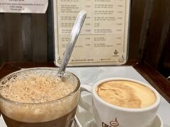 エッグコーヒー（右）とホワイトコーヒー。どちらも35k（210円）。エッグコーヒーはお湯の入ったボウルに入って出てくる。自宅のそばにもエッグコーヒー屋さんあるけど、実は初めて飲むエッグコーヒー。ものすごくまったりとしていてリッチな味わいでおいしい！苦いコーヒーと甘くてデザートみたいな泡？クリームがぴったり。これは感動のおいしさ。