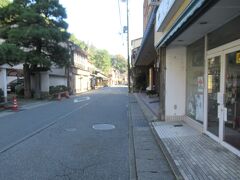 城崎温泉街を散歩しました　朝だからか、あまり人いません
