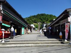 「飯盛山」は、「鶴ヶ城」を西に望む小高い山です。
戊辰戦争で、わずか１６、１７歳の少年たちが主君のために戦い、力尽き、ようやくこの地にたどり着き、そして自決した「白虎戦士」が自刃した場所と墓地があります。

悲劇の舞台となった場所です。。。