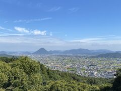 讃岐平野や飯野山が見えます。