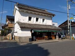 門前にある　赤七屋　静岡おでんのある喫茶店。