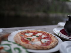 予約していたイタリアンレストランへ
高瀬川を眺めながらテラスで食事します
PIZZA SALVATORE CUOMO & GRILL 京都