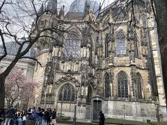 バスでドイツのアーヘンへ移動し、アーヘン大聖堂に着きました。世界遺産に登録されています