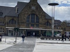 アーヘン中央駅まで歩いてきました。ここでケルン行きのチケットを買おうと思っていたのですが、ストライキでケルン行きの電車が動いていないそうです