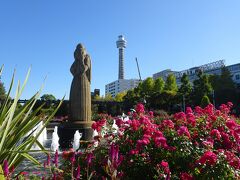 噴水と花壇

中には水の守護神。