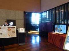 ヒルトンプラザウェストの同じ６階に「燦」サンというレストランがあります。（9月に訪問）
こちらもランチタイムは低価格で　盛りだくさんの料理を頂けます。

我々は10名を越す会合で利用したので 個室はちょっと狭かったですが、
一般の席は広々しています。
「燦」は大丸梅田店のレストラン街にも出店しています

https://www.dynac-japan.com/shop/sun/hiltonplaza_west/