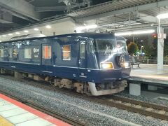 ●JR/新大阪駅

JR/新大阪駅に到着し、在来線のホームに降りてくると、みんな、カメラを向けてるな…と振り返ると、「銀河」が入ってきました。
なかなか予約が取れない、いいやつです。
見れてラッキーでした。
今回は、JR/出雲市駅まで走るようです。
いつか乗れたらいいな！