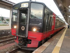 パソコンでもなんとか滑り込みだったんですから。

乗車はまだできないので車両の撮影会。
待合室にいた時から気になっていた人がいたので近づいてみると。