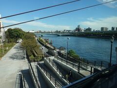 　東武特急の車窓ハイライトは、浅草駅を出発するやいなや訪れます。秋のうららの隅田川を渡り…