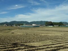 　野焼きの終わった田んぼが広がり、ここが首都圏なのか、筑後か佐賀平野なのか、一瞬分からなくなります。