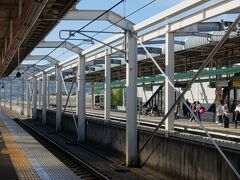 　ＪＲ両毛線の栃木駅に隣接していて、ちょうど上下線の普通電車が入ってくるところでした。このタイミングじゃ、リバティからの乗り継ぎは難しかろうな…
　長年のライバル関係も終焉を迎え、今やＪＲと東武の直通特急が走る時代。うまく連携してほしいものです。
