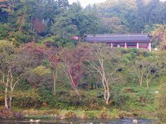 樹林の間から見える建物は小町山宝珠寺で、置賜三十三観音の第２１番札所になっています(^^)

近くまで行く時間はないので対岸から失礼…