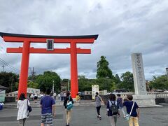 続いては、今回一番の目的地。全国に祀られた1300余の浅間神社の総本宮「富士山本宮浅間大社」参拝です。
本当はこちらの第二大鳥居の右側に富士山が見えるはずなのですが（涙）
