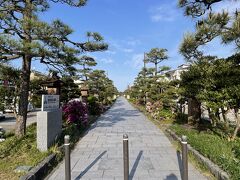 こちらは瑞龍寺の参道。高岡駅からは、南方面へ500mほどで東西に延びていて、瑞龍寺と前田利長公墓所をつないでいる