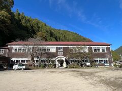 少し進んで旧木沢小学校へ。