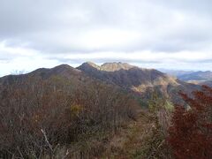 西赤石山に登頂。
写真は東赤石山方面ですが、曇ってしまったのが残念。