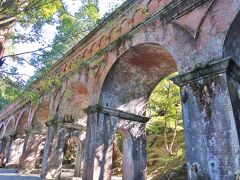 　南禅寺の三門の上から絶景を楽しんだ後、古代ローマの水道橋のようなレンガ造りの水路閣を見学しました。