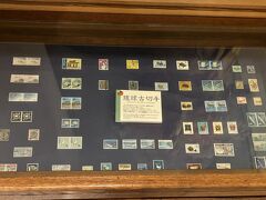 @南部・那覇市編。
10月最後のお仕事は那覇で。75周年を迎えたというホテルのロビーの奥に、琉球古切手が展示されていました。