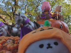 ハロウィンパレード始まってるよ

先頭の馬車には4代目ちゅーりーちゃん！