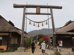 街道沿いにそびえ立つ鳥居。
【高倉神社】へ続く鳥居でこちらは「一の鳥居」になります。

せっかくなので神社に行きますか。