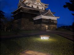 普段は旅行先について所長に話をする事は無いのですが、今回は月末の平日28、29日を休む代わりに30日の土曜日に出勤するので、「国宝松江城の夜間特別登閣」って事を伝えました。そしたらライトアップした松江城の写真をリクエストされたので、LINEで送ったのが、これです