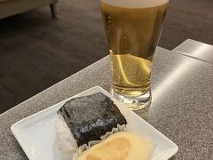 空港まで送ってもらい、ラウンジで〆のおにぎりとチーズ蒸しパン。ビールも。せっかく炭水化物抜きにしたのに、ここで大量摂取、意味なし。