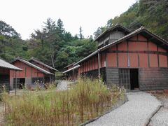 ベンガラ館の全景。吹屋で最後までベンガラを製造していた田村家の工場を復元整備したところ。

もともと、銅山から出る副産物である、硫化鉄鉱を原料に作られたのがベンガラ。
往時は吹屋の谷あいに、ベンガラ工場が４つあったそう。

銅山が昭和47年に閉山したのに伴い、昭和49年にここ田村家も製造をやめてしまい、吹屋ベンガラの歴史も終焉したのです。