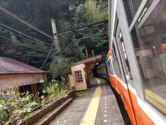 箱根湯本駅で強羅行きの登山鉄道にのりかえます。