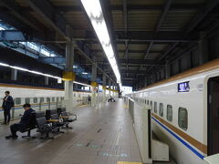 １０月２３日(月)。
まずは、新幹線で金沢駅へ。
始発の新幹線に乗ったヨ。
