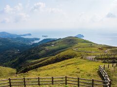 食後は赤ハゲ山へ。すごい景色だ…

赤ハゲ山山頂までは山をどんどん登っていくのですが、ギリギリすれ違えるかの細い道な上に横は蓋なしの側溝（しかも草で見えない）、場所によっては斜面を真っ逆様というような道で怖かったです。
平日なこともあってか交通量が少なく、幸いにも困った事態にはなりませんでしたが…。