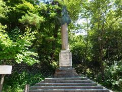 「白虎隊士の墓」のすぐそばには、「ローマ市寄贈の碑」が建っていました。

１９２８年、白虎隊の精神に感銘を受けたローマ市より寄贈されたそうです。
柱の上に羽を広げた大鷲の姿が印象的です。